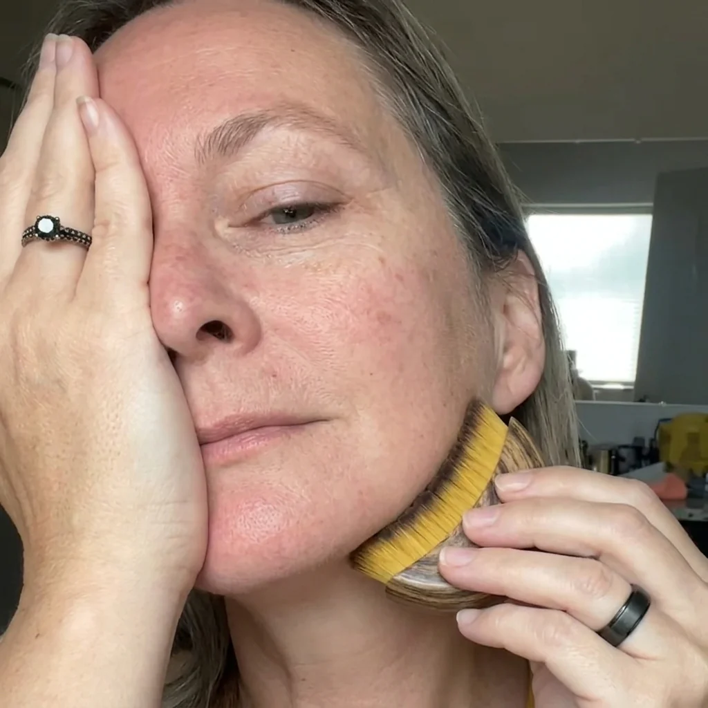 LumiSculpt™ Facial Boost Brush — Unleash Your Skin’s Natural Glow and Slim, Sculpted Contours Every Day